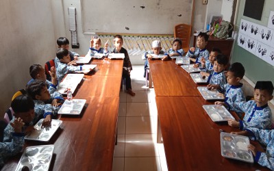 Anak-anak MIS As-Sunnah Darun Najiyah Nikmati Makanan Bergizi dari Pemerintah
